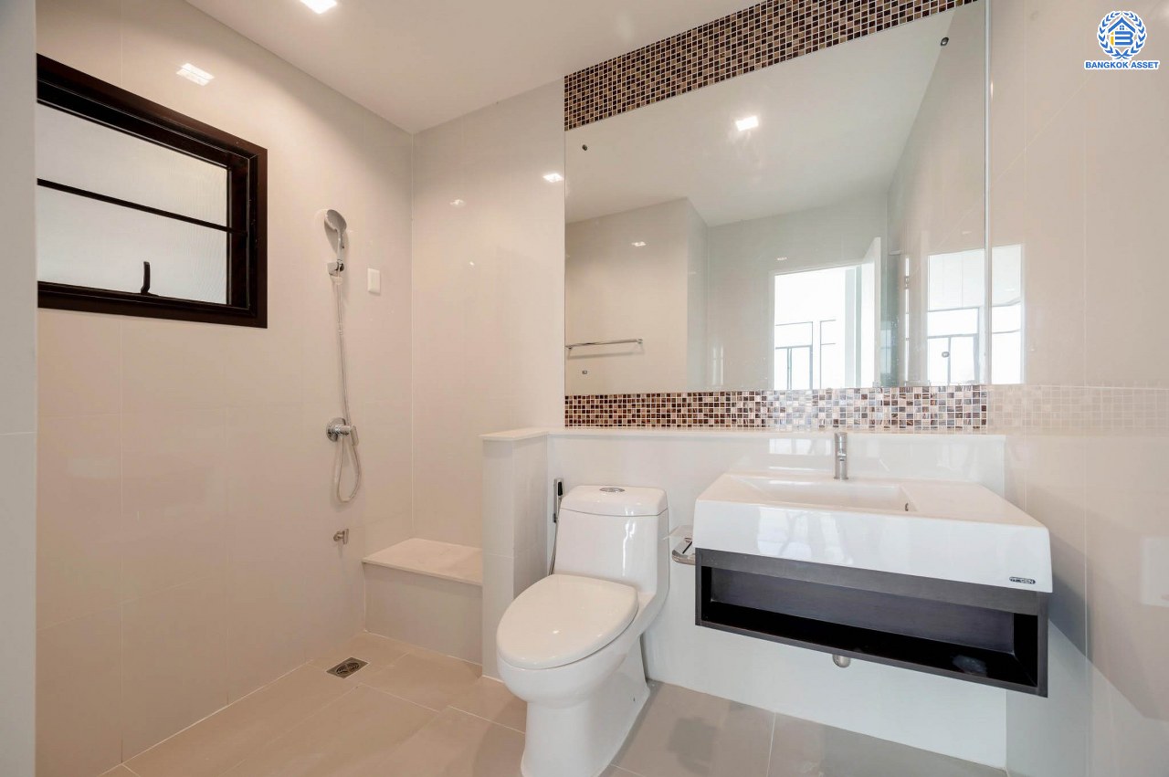 คฤหาสน์สุดหรู ดีไซน์สุด Luxury ติดถนนบรมราชชนนี โครงการ เดอะแกรนด์ ปิ่นเกล้า หลังมุม บนเนื้อที่ถึง 111.6 ตร.ว. ฟังก์ชัน 4 ห้องนอน 5 ห้องน้ำ 1 ห้องแม่บ้าน จอดรถได้ 2 คัน พร้อมบรรยากาศ Private บนทำเลเชื่อมต่อหลายเส้นทาง อาทิถนนบรมราชชนนี, ถนนพุทธมณฑลสาย3 ใกล้เซ็นทรัล ปิ่นเกล้า, ม.มหิดล และทางคู่ขนานลอยฟ้าบรมราชชนนี...